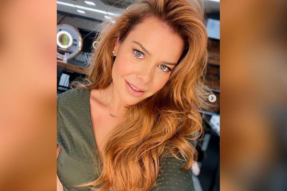 Fernanda Souza radicaliza no visual e surge com cabelos compridos e ruivos