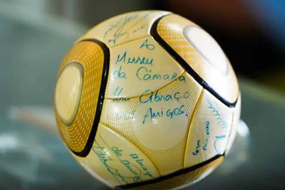 Moraes vota por condenar acusado de furtar bola autografada por Neymar