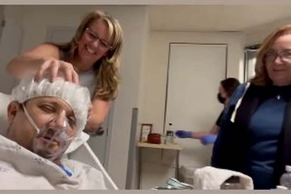 Jeremy Renner mostra novas imagens na UTI após grave acidente