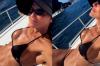 Deborah Secco mostra barriga chapada durante passeio de barco em Noronha