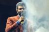 Gusttavo Lima se incomoda com excesso de fumaça em show