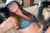 Giovanna Anttonelli posa de biquíni em dia de sol com cachorros