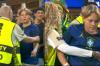Filho de Neymar é barrado por seguranças após jogo do Brasil