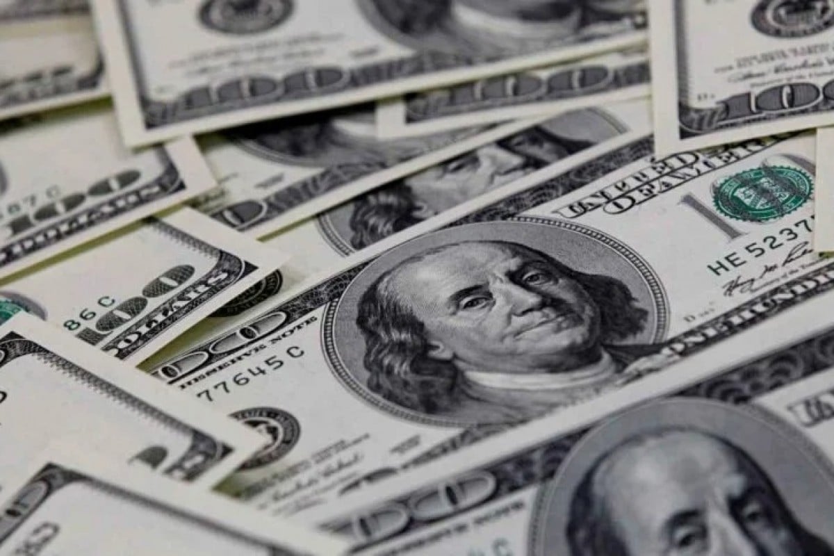 Dólar sobe 1,05% e fecha outubro cotado a R$ 5,44