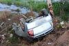 Motorista capota carro e deixa local do acidente a pé na BR-364