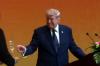 Trump faz careta ao beber champanhe oferecido por Xi Jinping