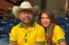 Pai de Neymar assiste a jogo do Brasil com a namorada 14 anos mais jovem