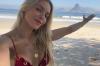 Monique Alfradique posa de biquíni e exibe corpão em praia do Rio
