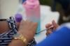 Vacinação contra a gripe é reforçada e população é chamada para garantir imunização ;Vacina está disponível em todas as unidades