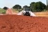 Serviços de terraplanagem são executados pelo governo de RO na RO-494, em Primavera de Rondônia