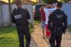 Dois homens são presos com drogas, dinheiro, balanças e roçadeira com placa patrimonial 
