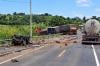 Colisão entre carro e carreta  deixa três feridos na BR-364