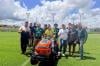 Deputado Cássio Góis entrega equipamento destinado à manutenção de campos esportivos