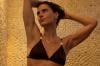 Carolina Dieckmmann surpreende ao surgir de biquíni em sauna