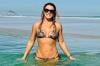 Aos 58 anos, Christine Fernandes exibe corpão em praia do Rio