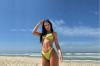 Jade Picon impressiona com abdômen definido em dia de praia no Rio de Janeiro