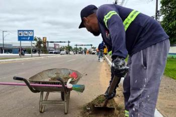 Prefeitura intensifica limpeza e pintura de meio-fio para reforçar segurança e organização urbana