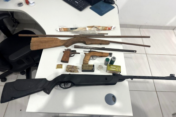 PM encontra armas e materiais suspeitos dentro de residência em Theobroma
