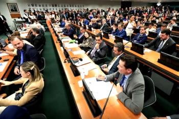 CCJ da Câmara retoma análise do fim da escala 6x1 nesta quarta