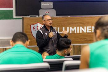 Instrutor da CBF Cláudio José ministra aula de Controle de Jogo no curso de formação de novos árbitros
