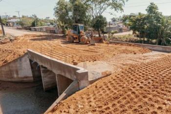 Prefeitura conclui terraplanagem e aterro das cabeceiras da nova galeria da Rua Rio Grande do Norte