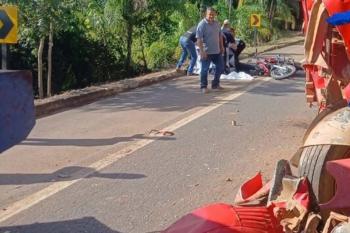 Motociclista fica ferido após colisão com caminhão na BR-364 