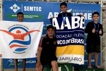 Aluno de 10 anos da AABB de Jaru conquista ouro em competição de natação em Ariquemes