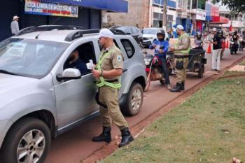 COMTRAN realiza blitz educativa para conscientizar motoristas sobre segurança no trânsito 