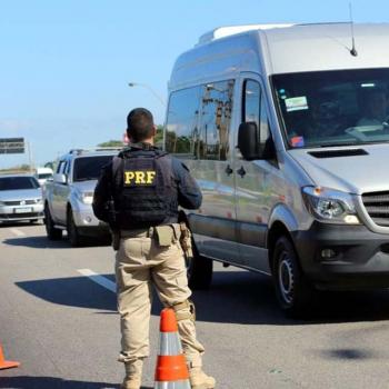 Polícia Rodoviária Federal fiscaliza uso do cinto de segurança nas estradas