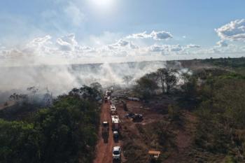 Ação integrada controla incêndio e evita que chamas avancem na Vila Princesa;chamas teriam sido provocadas por ação criminosa