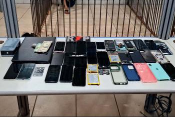 Homem é preso com celulares roubados, notebook para desbloqueio e drogas 