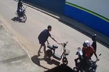 Quatro criminosos armados roubam moto elétrica na na zona Sul 