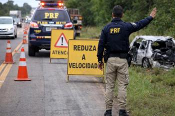 Motorista fica em estado grave após colisão entre carro e carreta na BR-364