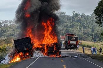 Colisão entre caminhões causa lentidão na BR-364 perto de Ariquemes