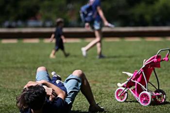 Pais estão menos presentes na criação de filhos, aponta estudo