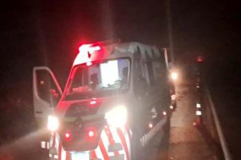 Três pessoas ficam feridas após caminhonete colide com caminhão na BR-364