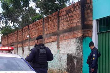 Mulher invade casa, ataca ex namorado e familiares dele a facadas na leste