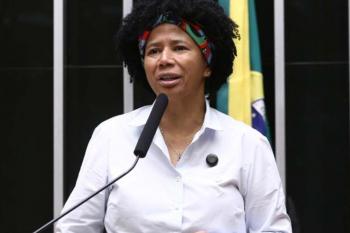 Deputada Sílvia Cristina vota contra o aumento dos combustíveis