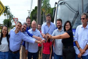 Deputado Ezequiel Neiva entrega micro-ônibus para reforçar a saúde em Cabixi