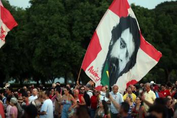 Lula e eleitores idosos se emocionam em “festa de aniversário”