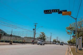 Semáforos reversíveis completam um ano de instalação na Av. Calama 