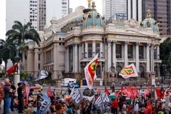 Manifestação no Rio lembra 8 de janeiro e rejeita anistia a golpistas