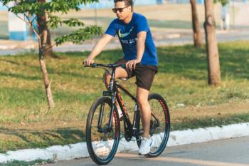 Pedalar com segurança exige atenção e respeito às regras de trânsito