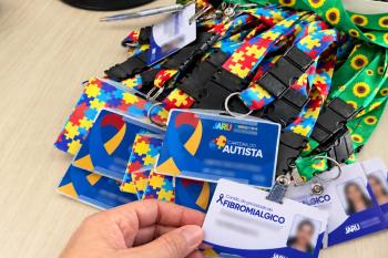 Secretaria de Desenvolvimento realiza entrega de carteirinhas que garantem atendimento preferencial a pessoas com autismo e fibromialgia
