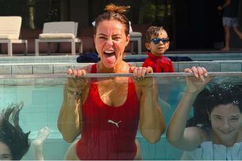 Paolla Oliveira posa de maiô durante dia de piscina com a família