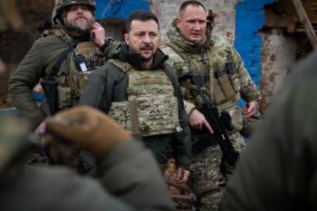 Ucrânia recua na 2ª maior cidade do país, EUA anunciam ajuda extra e Zelensky cancela viagens