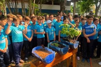 Alunos da Escola Lairce Santiago Maina participam de atividades de Educação Ambiental no Hoto Municipal