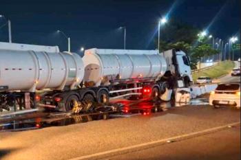 Motorista de carreta fica ferido após colisão contra mureta do viaduto
