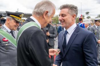 Exército Brasileiro homenageia Luciano Huck com medalha oficial