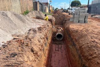 Prefeitura conclui drenagem na Rua Bandeirantes e prepara via para receber pavimentação asfáltica